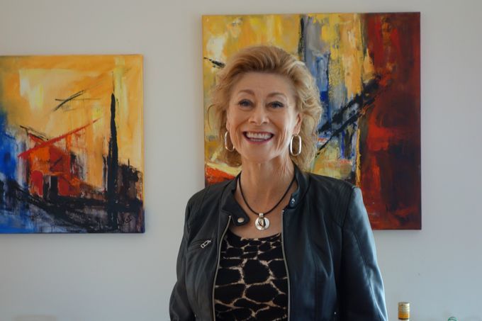 KATARINA BACKHAMRE

Född och uppvuxen i Karlshamn, flyttade från staden 1963.  Efter 32 händelserika år i USA har jag med min man återvänt till Karlshamn.

Jag ser fram emot att visa mina målningar och möta en konst-intresserad publik i Sverige. Efter att ha arbetat med still-life och landskap har jag övergått mer och mer till abstractions. Jag målar i olja – ett medium som ger stora möjligheter att manipulera och skapa kontraster i ton och texture. Ljus och rörelse – rörelse i själva färgen – är väldigt viktiga element i mitt måleri, som också har vissa arkitektoniska aspekter. Det är viktigt att hela tiden utmana sig själv och pröva nya infallsvinklar och ideér. Spänning och motsatser ger liv och lämnar mycket åt åskådarens fantasi.

Att se på en målning reflekterar ens sinnesstämning. Det är inte ett statiskt ting. Med fantasins hjälp får den ett eget liv och förändras ständigt.

KONSTUTBILDNING vid New Jersey Center of Visual Arts, New Jersey samt Armory Art Center, Florida.

UTSTÄLLNINGAR:  Har ställt ut under tre  decennier I USA. Separat- och grupputställningar.  Många jurybedömda utställningar med åtskilliga prisbelönta målningar.

Medlem i SK, Svenska Konstnärsförbundet.

Sedan återkomsten till Sverige 2013 har jag deltagit i utställningar med SK Blekinge, den årliga Vår salongen i Karlshamns Konsthall, sommar utställning i Olofströms Konsthall. Jag har också ställt ut under Svängsta dagen, Östersjöfestivalen i Rådhuset, Biennalen utan gränser och Kulturnatten. 
Jury bedömd utställning Blekingar Karlshamns Konsthall 2016. 
Konstnären och Pinaulen 2018
Separatutställningar: Abstrakt verklighet, Expressenhallen 2016, Seniorernas hus 2017, Tycka vad man vill, Punchmuseet 2018.

Jag uppskattar det stora intresset från alla konstälskare här och ser framemot detsamma i framtiden.
Är representerad i privata samlingar i USA och Sverige.

